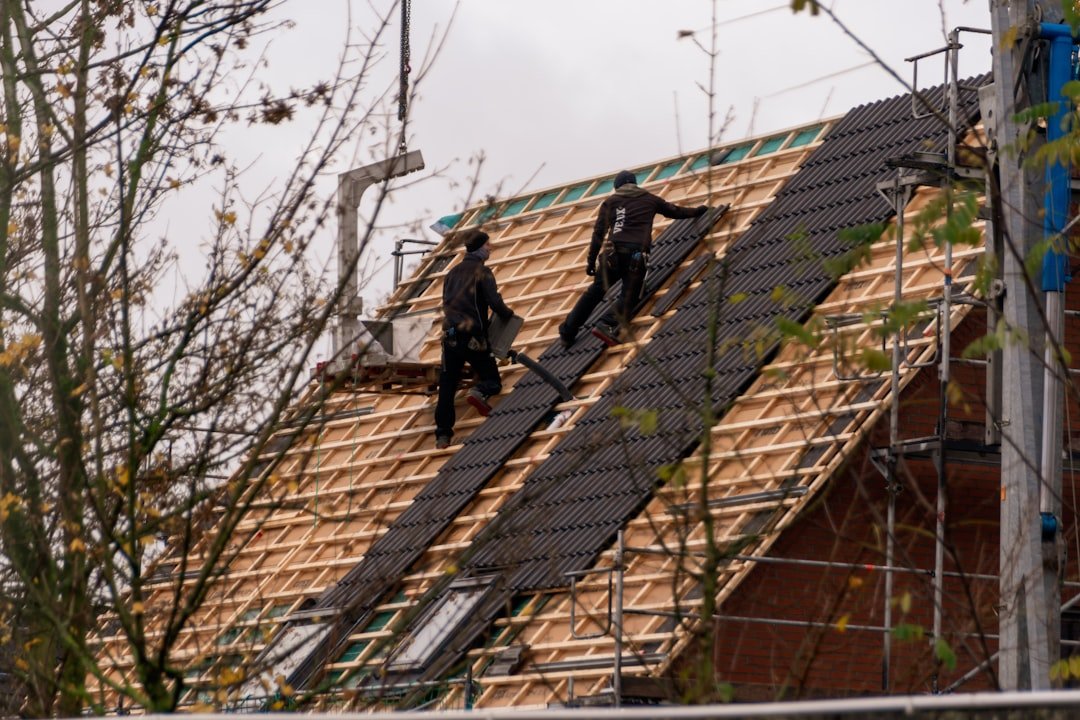 workers-installing-shingles-on-a-steep-roof-bquoyvs3ktq
